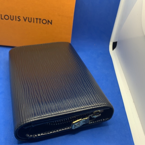 Louis Vuitton Epi vintage Tresor wallet serial # M10050 - Picture 5 of 10